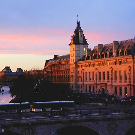 Two Bedroom Luxury Apartment - Balcony With View Of Notre Dame Parijs Buitenkant foto