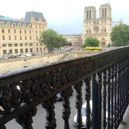 Two Bedroom Luxury Apartment - Balcony With View Of Notre Dame Parijs Buitenkant foto