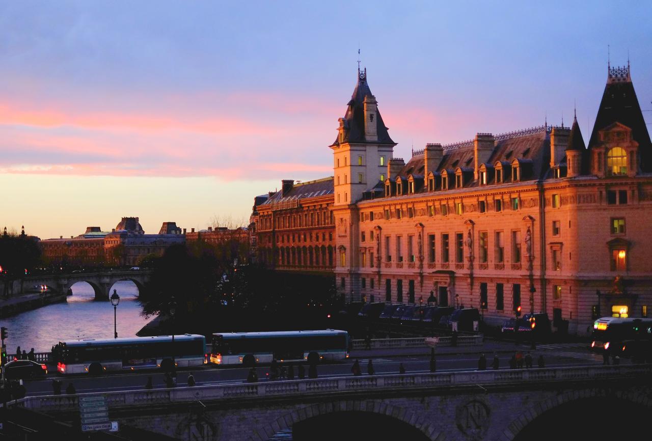 Two Bedroom Luxury Apartment - Balcony With View Of Notre Dame Parijs Buitenkant foto