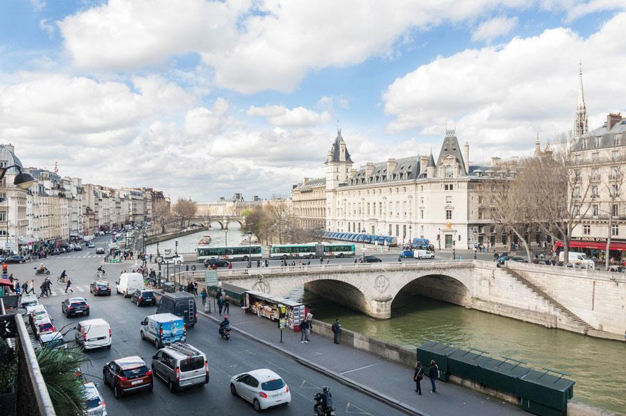 Two Bedroom Luxury Apartment - Balcony With View Of Notre Dame Parijs Buitenkant foto