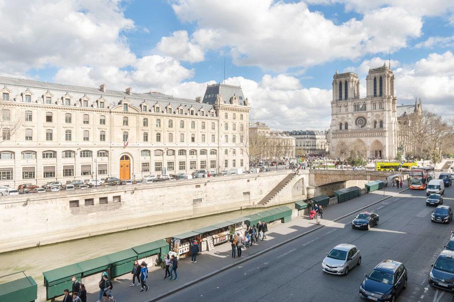 Two Bedroom Luxury Apartment - Balcony With View Of Notre Dame Parijs Buitenkant foto